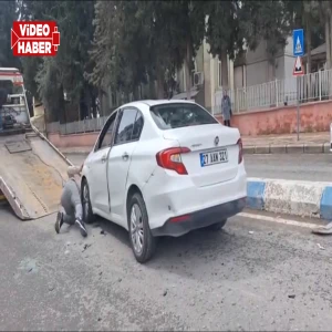 Şanlıurfa'da önündeki tıra çarpmamak için manevra yaptı! Refüje çarptı...