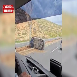 Şanlıurfa'da kontrolden çıkan minibüs refüje çarptı!