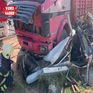 Şanlıurfa’da otomobil kamyonun altına girdi! 3 ölü