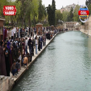 Balıklıgöl'de cuma bereketi! Hem dua hem huzur molası