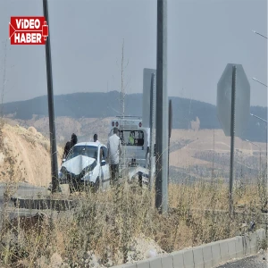 Şanlıurfa'da korkutan kaza: Otomobil refüje çarptı