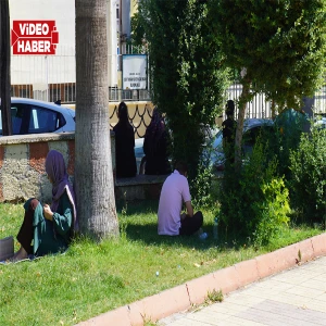Şanlıurfa’da LGS heyecanı dorukta!  Öğrenciler sınavda, veliler dışarda ter döktü