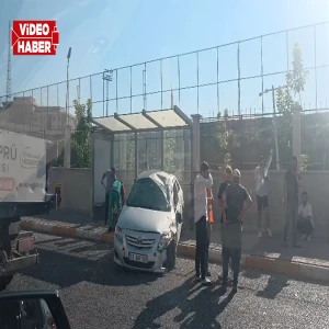 Şanlıurfa'da korku dolu anlar! Otomobil otobüs durağına daldı