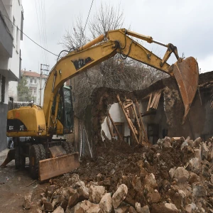 Siverek’te çöken metruk ev güvenli şekilde yıkıldı
