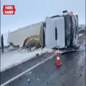 Şanlıurfa'da buzlanan yolda kayan tır devrildi! Ulaşım tek şeritten sağlanıyor
