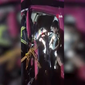 Diyarbakır-Şanlıurfa yolunda feci kaza! İki tır çarpıştı: Yaralı var