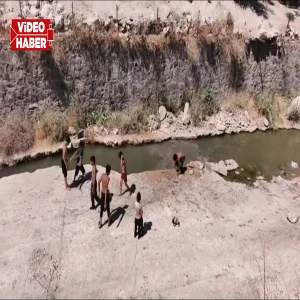 Şanlıurfa’da sıcaktan bunalan çocukların endişelendiren görüntüsü: Dere yatağında yüzdüler
