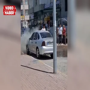 Şanlıurfa’da seyir halindeki otomobil alev aldı! Esnafın müdahalesi faciayı önledi