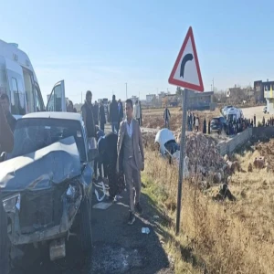 Bozova’da iki otomobil çarpıştı: Yaralılar var!