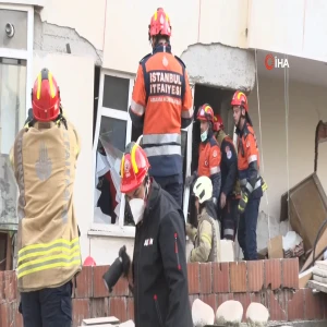 İstanbul'da 7 katlı binanın 3 katında çökme: 2 kişi sağ olarak çıkarıldı