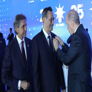3 milletvekili ve 7 belediye başkanı AK Parti'ye katıldı