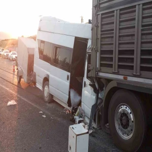 Tarım işçilerini taşıyan minibüs tıra çarptı: 19 yaralı var!