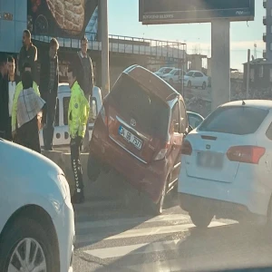Şanlıurfa’da kontrolden çıkan araç refüje çarptı!