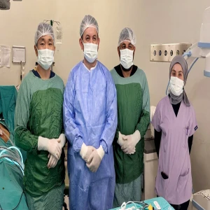 Ceylanpınar'da ilk! 55 yaşındaki kadın hastayı aylardır kıvrandıran taş böyle çıkarıldı