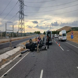 Şanlıurfa’da lastiği patlayan otomobil takla attı: Yaralılar var