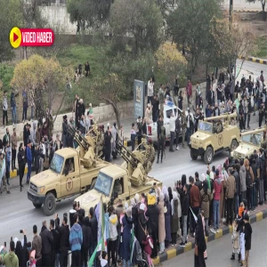 Suriyeliler meydanlara akın etti! Askeri tören gövde gösterisine dönüştü