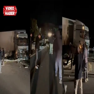 Şanlıurfa’da hızını alamayan tır refüje çarptı!