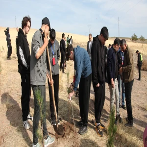 Şanlıurfalı öğrenciler Ahlat’ta 100 fidan dikti