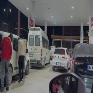 Şanlıurfa'da istasyonlarda yakıt kuyruğu... Zam öncesi hareketlilik