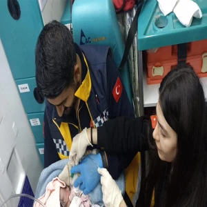 Şanlıurfa'da yolculuk sırasında sürpriz doğum!