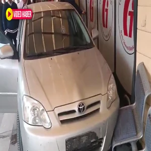 Şanlıurfa'da kontrolden çıkan otomobil vergi dairesine daldı!