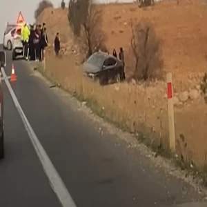 Suruç-Şanlıurfa yolunda otomobil şarampole uçtu!