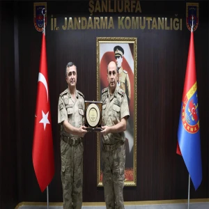 Şanlıurfa’da görev yapan albay Ağrı’ya atandı! Veda plaketi verildi