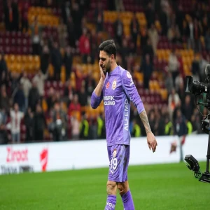 Galatasaray kupaya veda etti... Taraftardan kaleci Güvenç'e destek