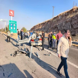 Şanlıurfa'da otomobil bariyerlere çarptı: 1 ölü, 1 yaralı