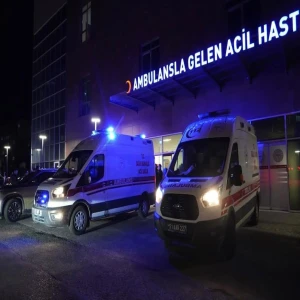 Korkunç kazada tır ile otomobil kafa kafaya çarpıştı! 2 ölü 1 yaralı