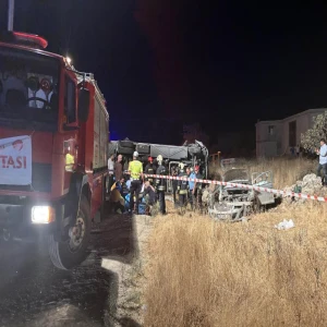 Yolcu minibüsü ile otomobil çarpıştı: Çok sayıda ölü ve yaralı var!