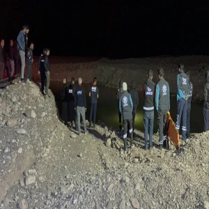 Şanlıurfa'nın yanı başında kamyonet gölete düştü!