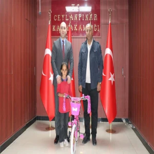 Şanlıurfa'da bayrağı öpen minik kız yürekleri ısıttı!