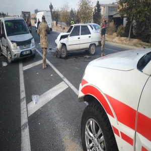 Şanlıurfa'da  feci kaza: İki otomobil çarpıştı, 12 kişi yaralandı