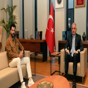 Ünlü oyuncu Burak Özçivit’ten Bakan Ersoy'a ziyaret