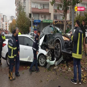 Şanlıurfa’da feci kaza: Araçlar üst üste çıktı