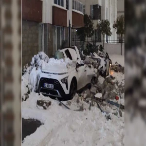 Şanlıurfa'da faciadan dönüldü: Dev beton parçaları araçların üzerine düştü!