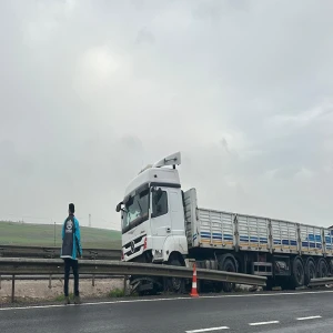Şanlıurfa'da kontrolden çıkan tır demir bariyerlerlere çarptı!