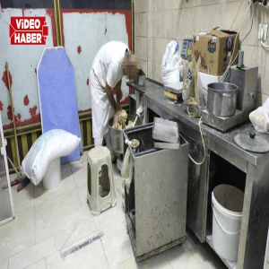Skandalın adresi Gaziantepli Baklavacıoğlu! Ayaklarıyla hamur yoğurdu