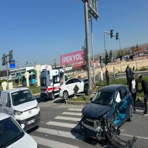 Şanlıurfa'da kavşakta kaza! Otomobiller çarpıştı: 2 kişi yaralandı