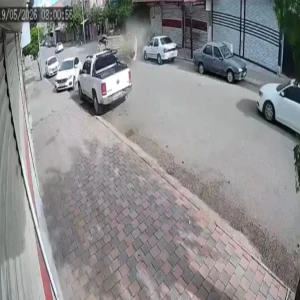 Şanlıurfa'da park halindeki araca çarpan otomobil yan yattı
