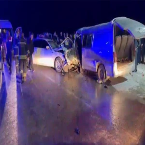 Şanlıurfa'nın komşu ilinde feci  kaza! 2 araç kafa kafaya çarpıştı: 1 ölü, 12 yaralı