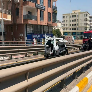 Şanlıurfa'da savrulan otomobil hurdaya döndü, sürücü araçta sıkıştı