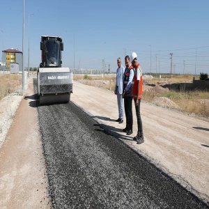Karaköprü'de yol seferberliği: Sathi kaplama çalışmaları hız kazandı