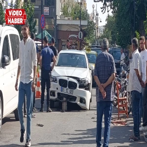 Şanlıurfa’da lüks otomobil demir bariyerlere çarptı