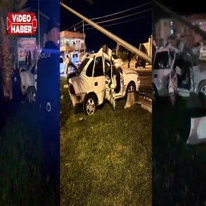 Şanlıurfa’da otomobil elektrik direğine çarptı! 1’i ağır 3 yaralı
