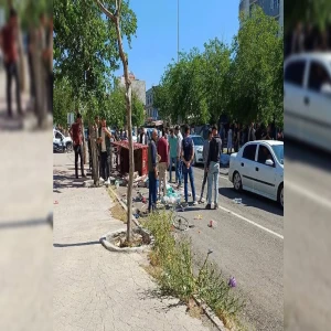 Şanlıurfa'da otomobil ile sepetli motosiklet çarpıştı: Sürücü yaralandı, eşyalar...