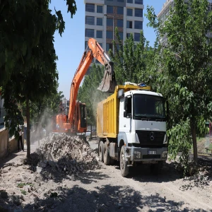Karaköprü'de yol seferberliği, bozulan parkeler yenileniyor