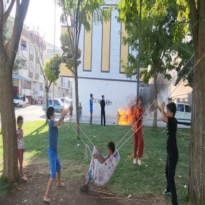 Şanlıurfa’da çocuklar önce koltuğu ateşe verdi, sonra söndürmeye çalıştı