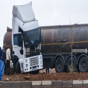 Şanlıurfa'da kontrolden çıkan tır refüje çarptı: Yaralılar var